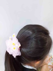 buộc tóc bé gái