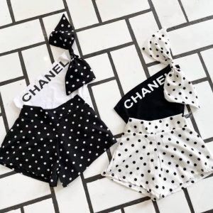 Bộ lệch vai quần bi bé gái