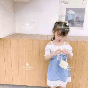 Đầm jean phối ren bé gái